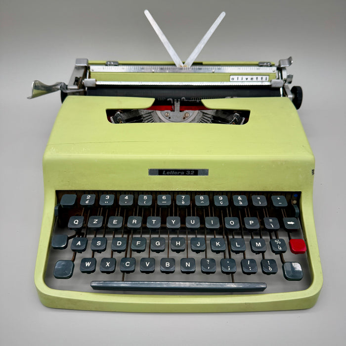 Olivetti Lettera 32 verde lime macchina scrivere con custodia 1960 ca