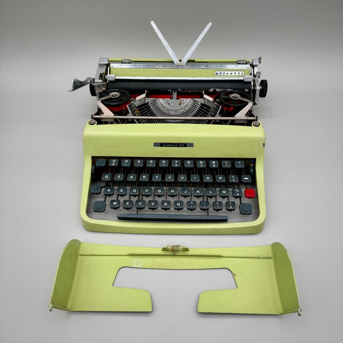 Olivetti Lettera 32 verde lime macchina scrivere con custodia 1960 ca