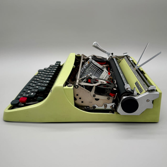 Olivetti Lettera 32 verde lime macchina scrivere con custodia 1960 ca