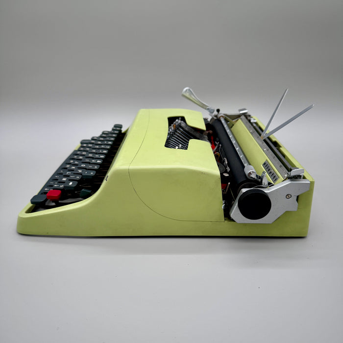 Olivetti Lettera 32 verde lime macchina scrivere con custodia 1960 ca