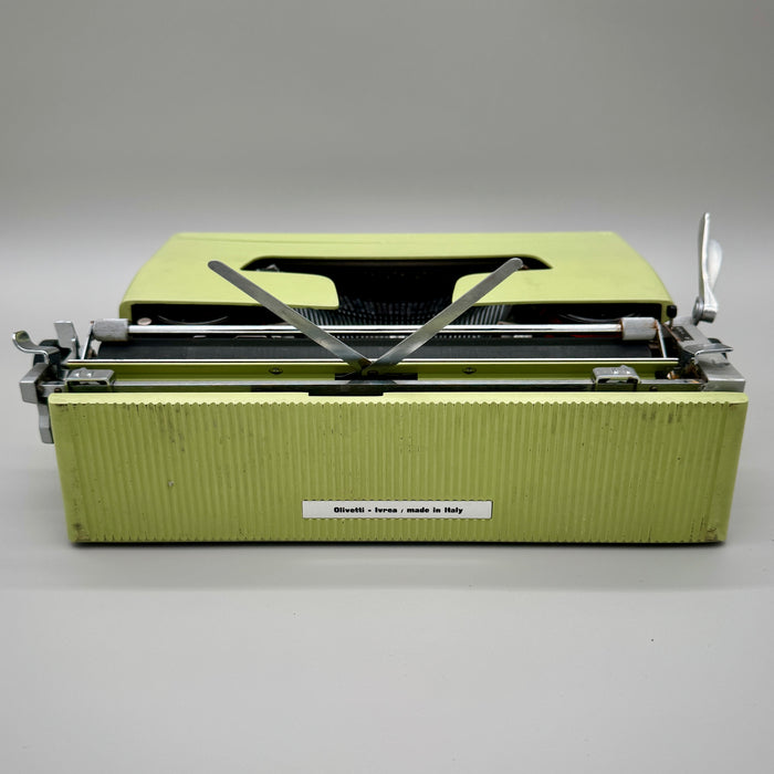 Olivetti Lettera 32 verde lime macchina scrivere con custodia 1960 ca