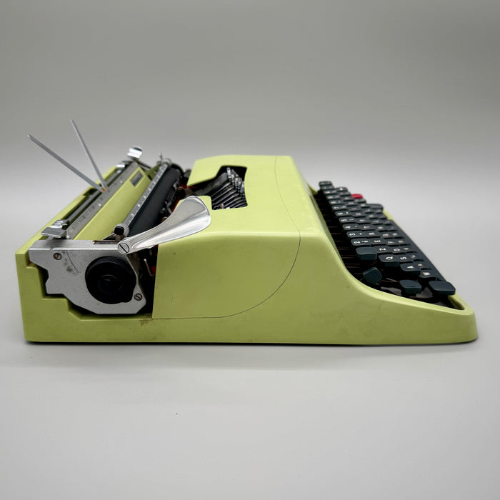 Olivetti Lettera 32 verde lime macchina scrivere con custodia 1960 ca