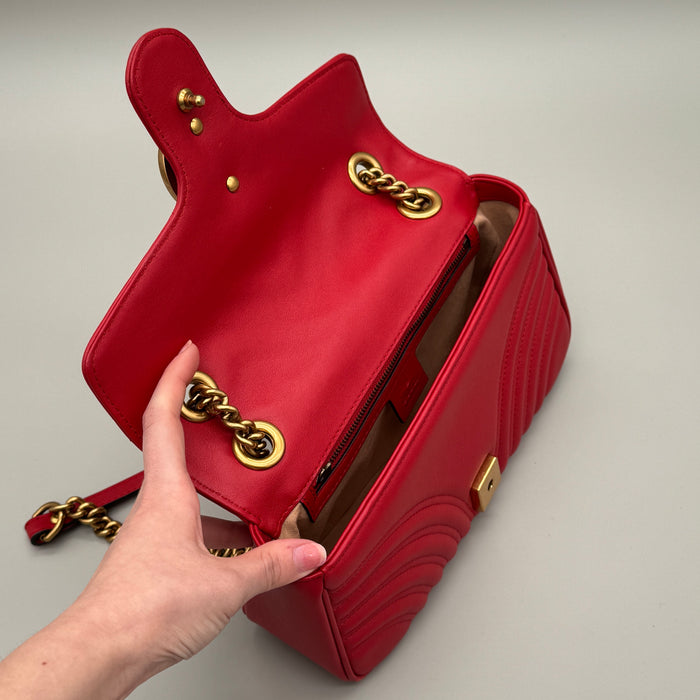Borsa Gucci GG Marmont Flap tracolla pelle rossa misura M 26 cm anno 2020 ca