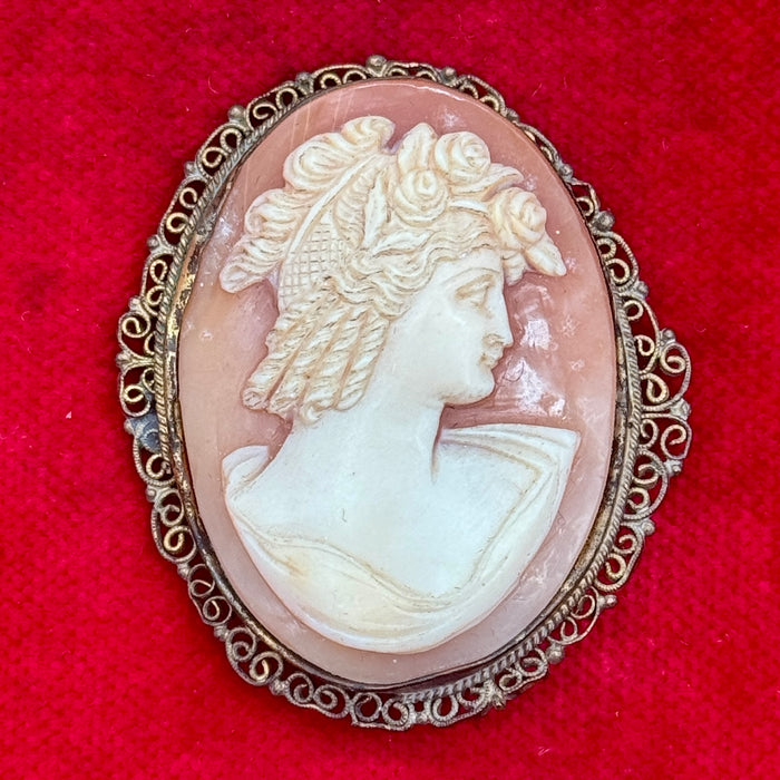 Cammeo figura femminile in montatura filigrana dorata Italia 1920 ca