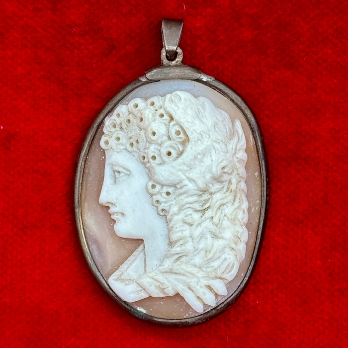 Cammeo figura femminile bella acconciatura pendente Italia 1920 ca