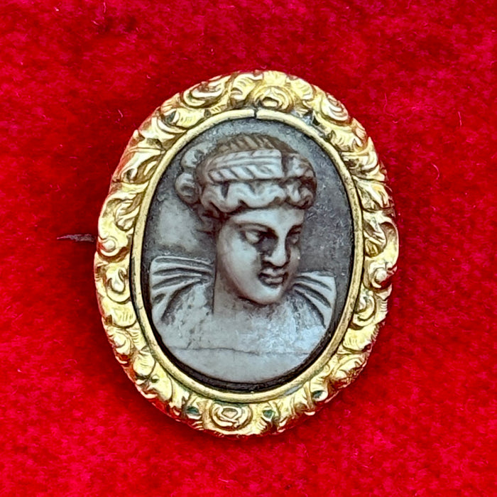 Cammeo figura femminile pietra lavica montatura dorata Italia 1920 ca