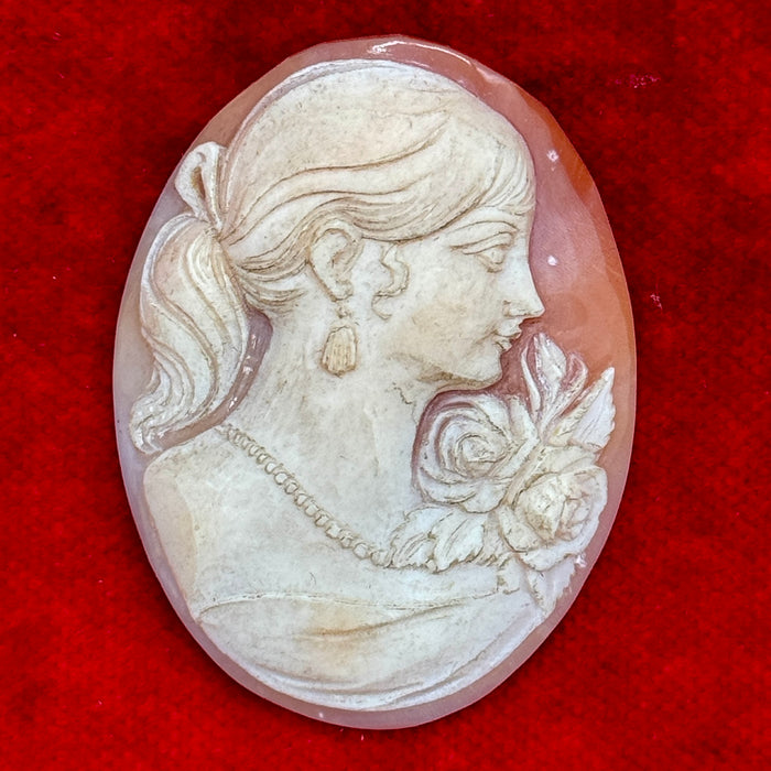 Cammeo figura femminile con fiori senza montatura Italia 1920 ca