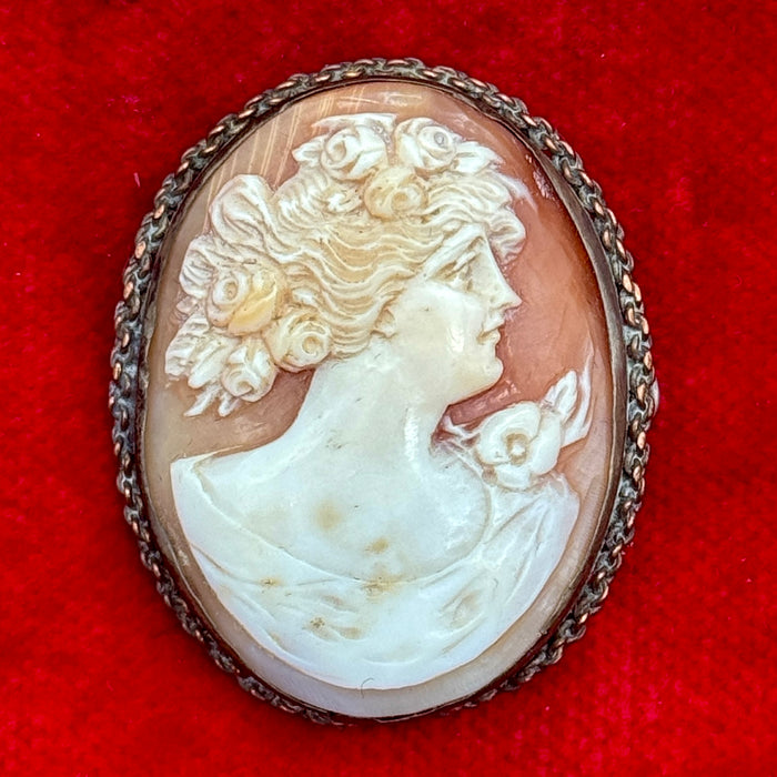 Cammeo figura femminile montatura spilla Italia 1920 ca
