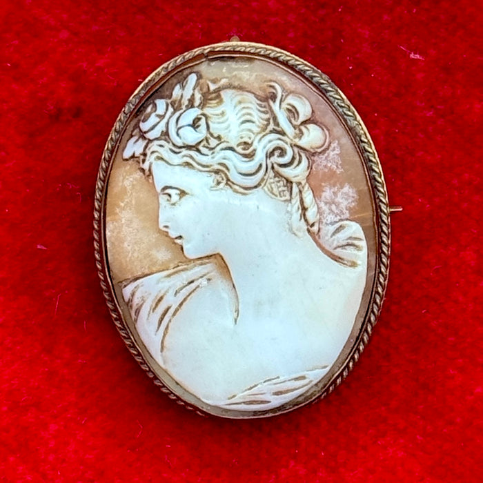 Cammeo figura femminile in montatura dorata Italia 1920 ca