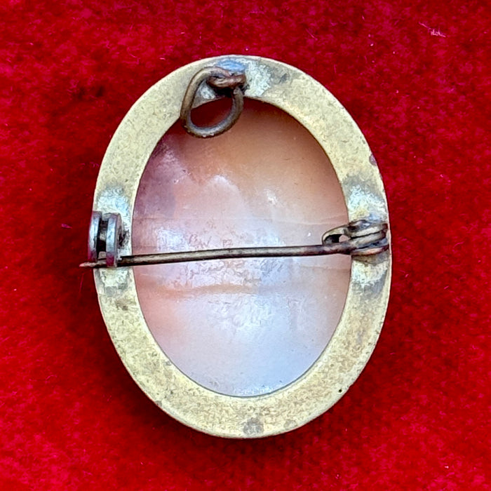 Cammeo figura femminile in montatura dorata Italia 1920 ca