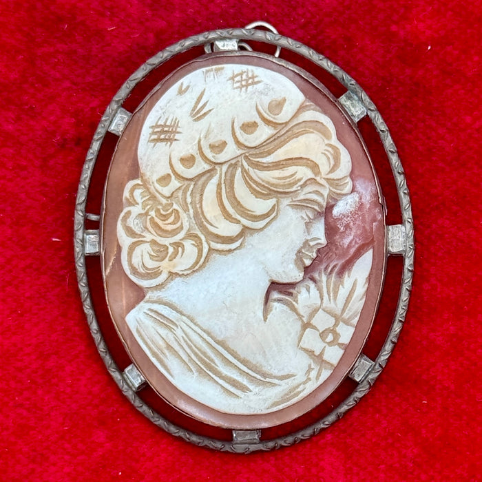 Cammeo figura femminile montatura pendente Italia 1950 ca