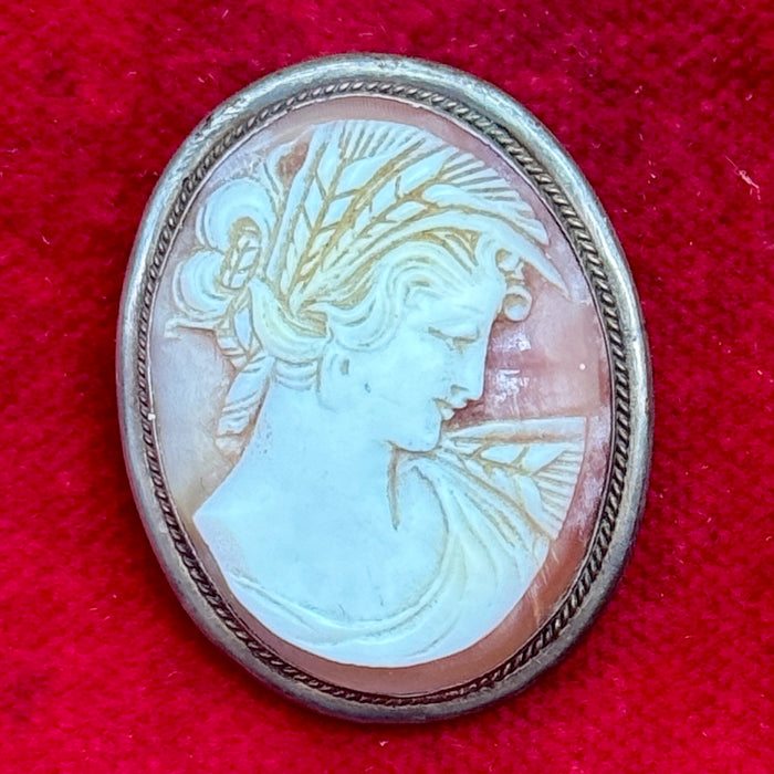 Cammeo figura femminile montatura spilla argento Italia 1930 ca