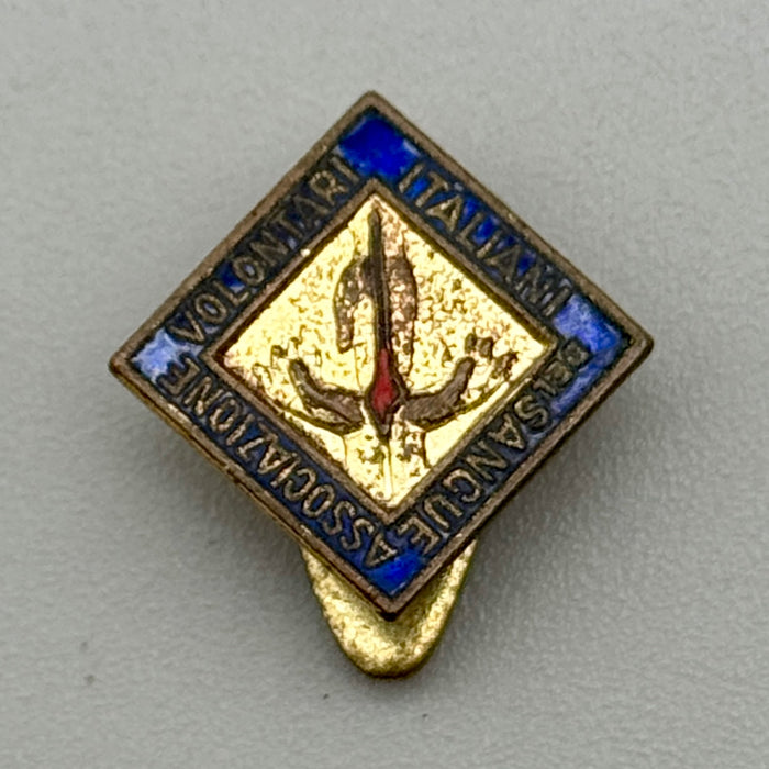 Distintivo smaltato AVIS Associazione volontari italiani del sangue 1950 ca