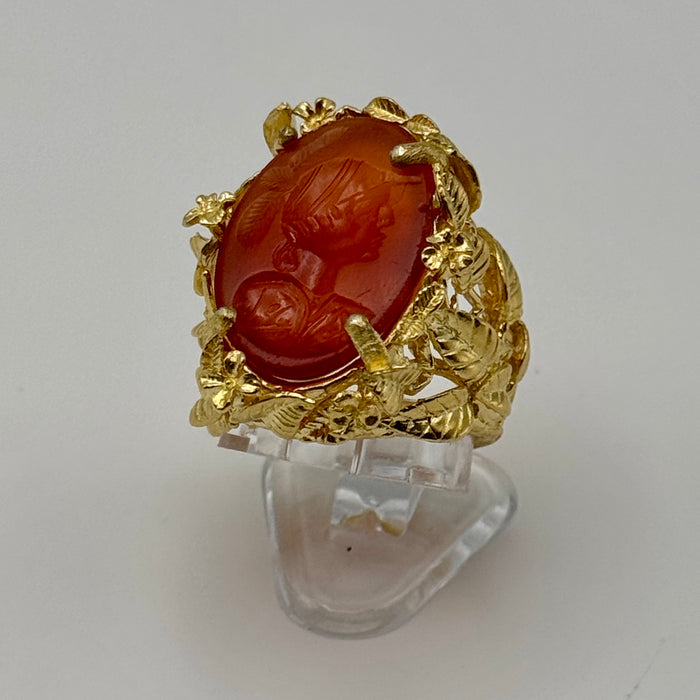 Anello con sigillo in corniola stile archeologico montatura argento dorato XIX sec.