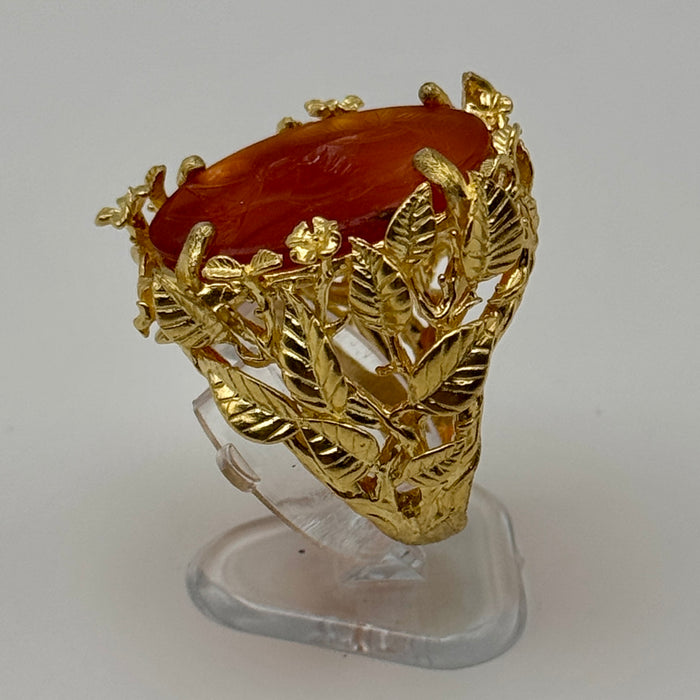 Anello con sigillo in corniola stile archeologico montatura argento dorato XIX sec.