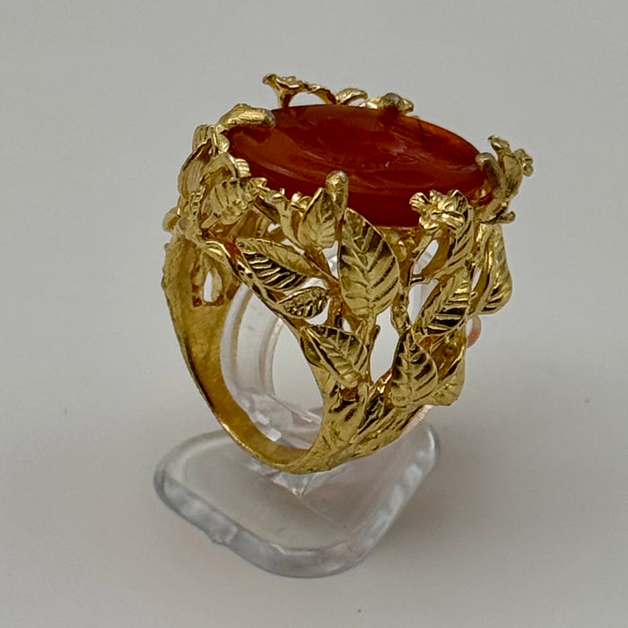 Anello con sigillo in corniola stile archeologico montatura argento dorato XIX sec.