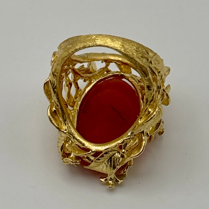 Anello con sigillo in corniola stile archeologico montatura argento dorato XIX sec.