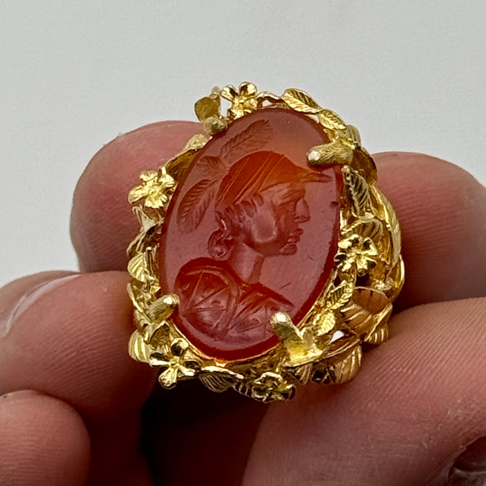 Anello con sigillo in corniola stile archeologico montatura argento dorato XIX sec.