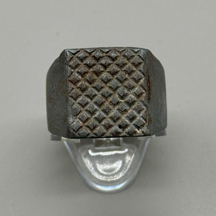 Anello sigillo quadrato 'trench art' prima metà XX sec.