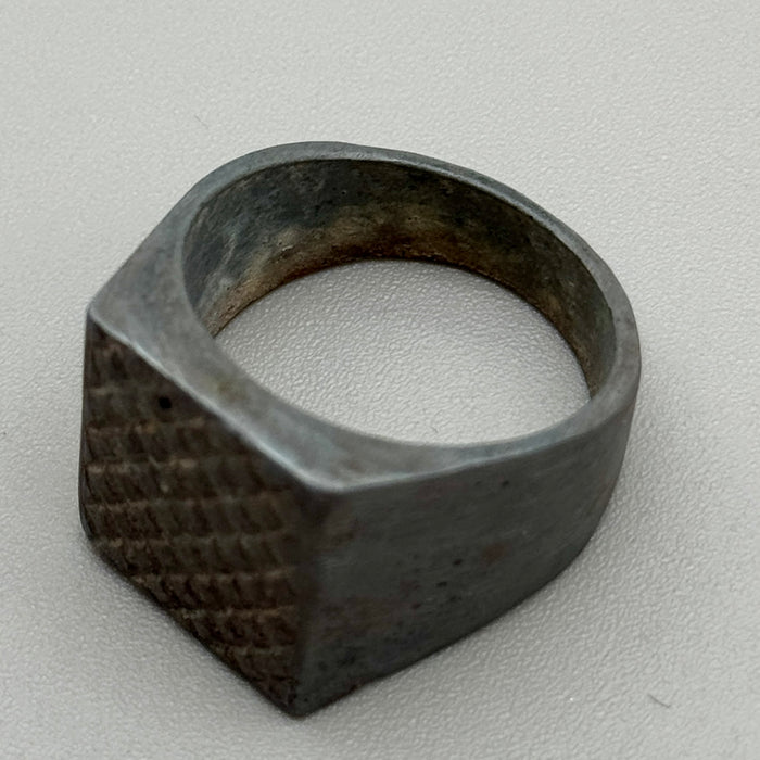 Anello sigillo quadrato 'trench art' prima metà XX sec.