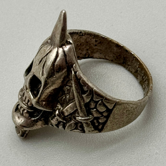 Anello argentato teschio e pugnali Italia 1984