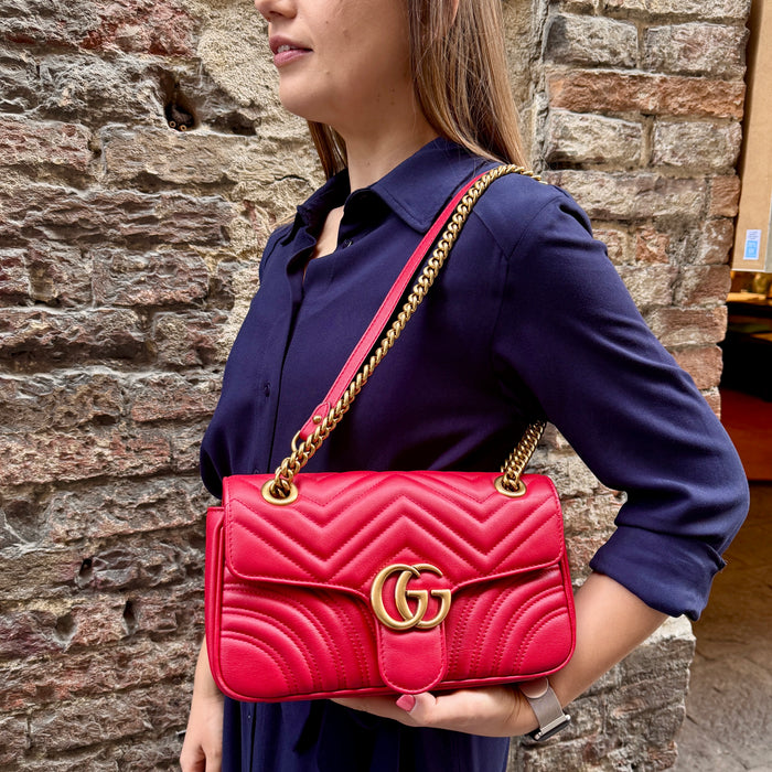 Borsa Gucci GG Marmont Flap tracolla pelle rossa misura M 26 cm anno 2020 ca
