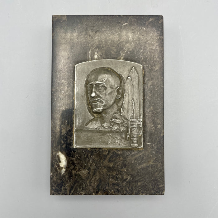 Placchetta Gabriele D'Annunzio busto piuma gladio foglie 1920 ca