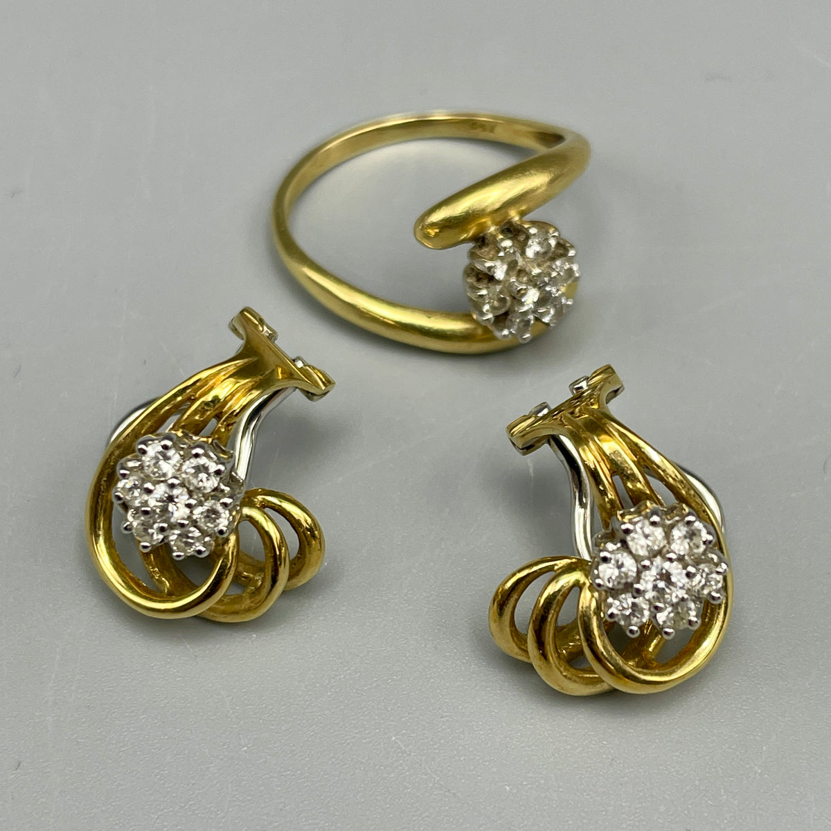 Parure De Bijoux En Or – Anneau, Boucles D'oreilles Et Pendentif