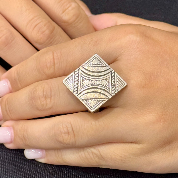 Anello da uomo quadrato in argento Touareg prima metà XX sec.