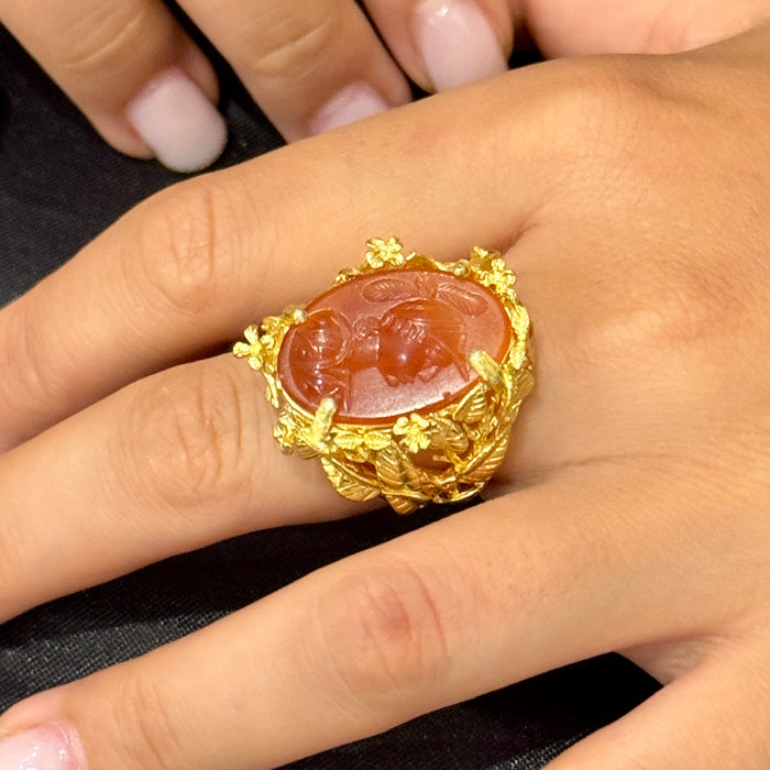 Anello con sigillo in corniola stile archeologico montatura argento dorato XIX sec.