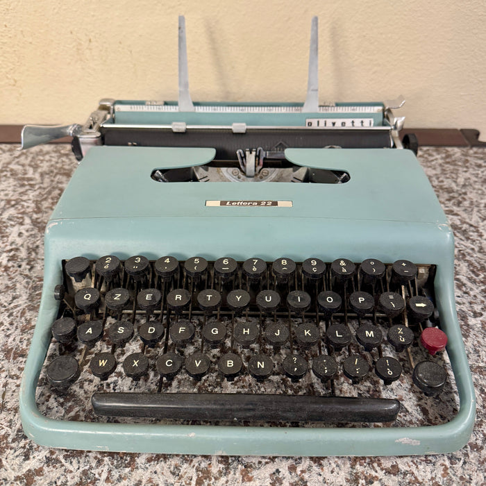 Macchina scrivere Olivetti Lettera 22 azzurra con copertura 1950 ca