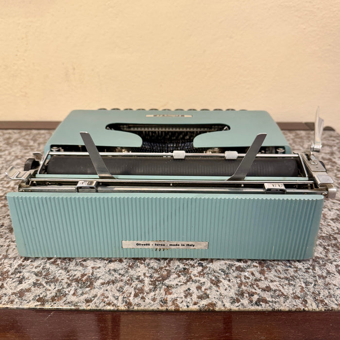 Macchina scrivere Olivetti Lettera 22 azzurra con copertura 1950 ca