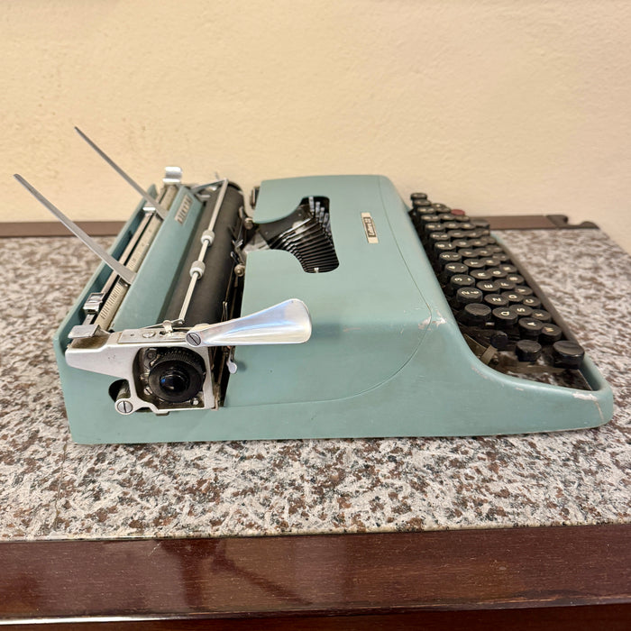 Macchina scrivere Olivetti Lettera 22 azzurra con copertura 1950 ca