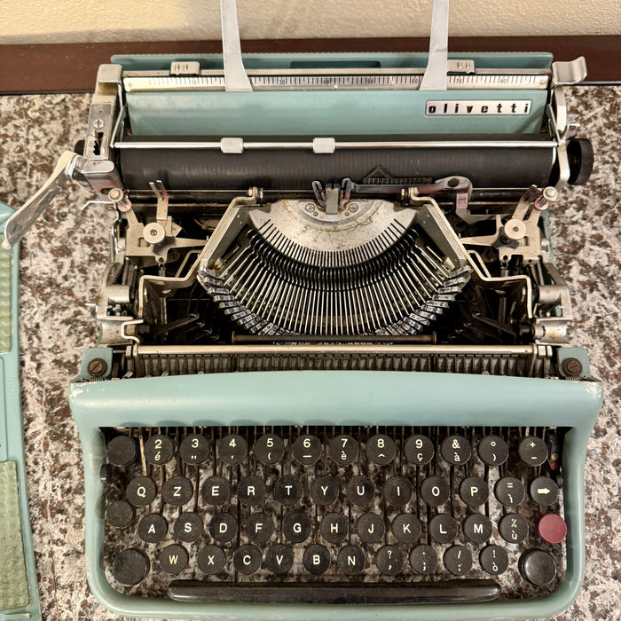 Macchina scrivere Olivetti Lettera 22 azzurra con copertura 1950 ca