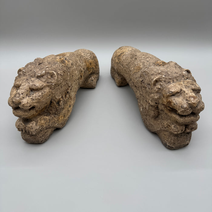 Coppia Leoni sculture antiche in travertino dipinti Siena XIII sec