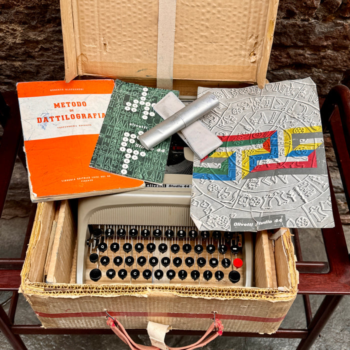 Macchina scrivere Olivetti Studio 44 grigia con scatola ed accessori 1960 ca