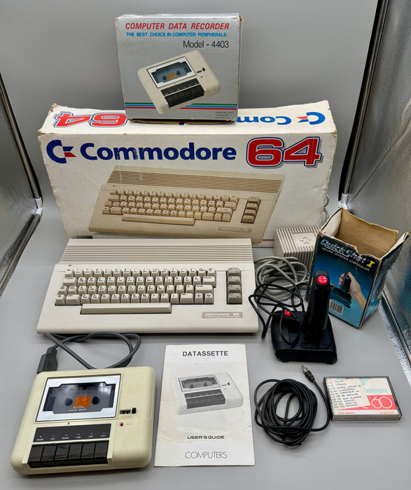 Commodore 64 computer + Datasette + Quick shot 1 joystik funzionante con scatole 1990 ca