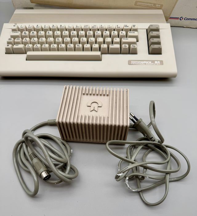 Commodore 64 computer + Datasette + Quick shot 1 joystik funzionante con scatole 1990 ca