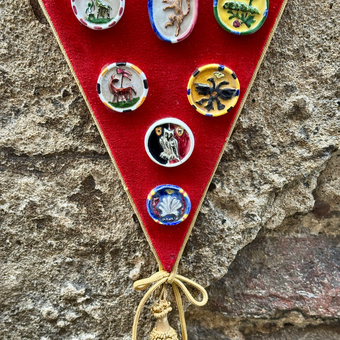Gagliardetto con ceramiche Bonci Siena stemmi Contrade Palio 1980 ca