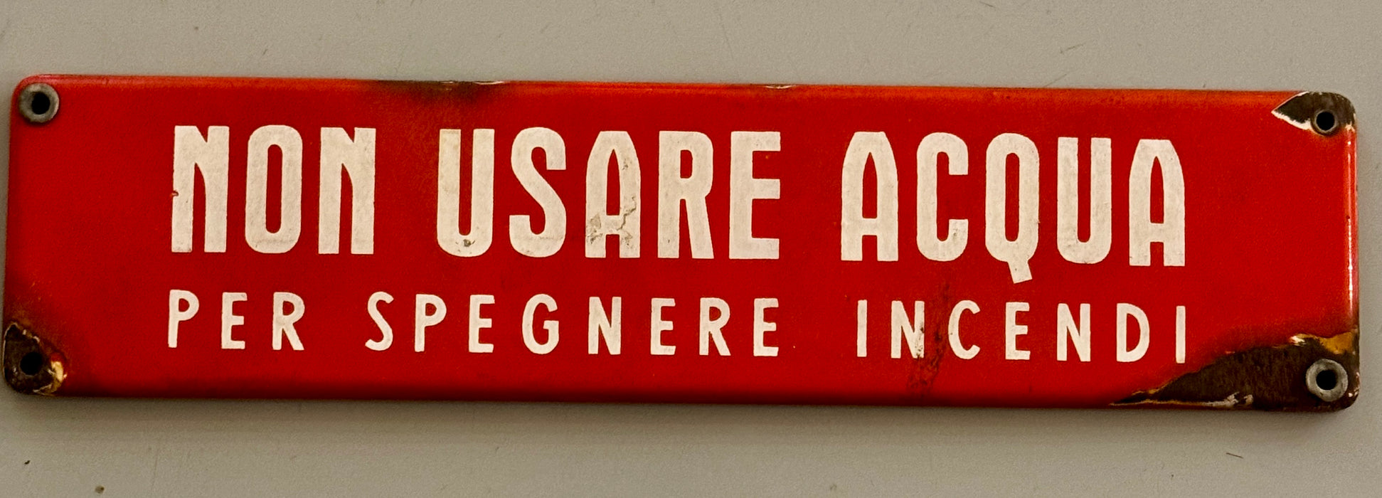 Insegna smaltata "Non usare l'acqua per spegnere incendi" Smalterie Lombarde 1970 ca