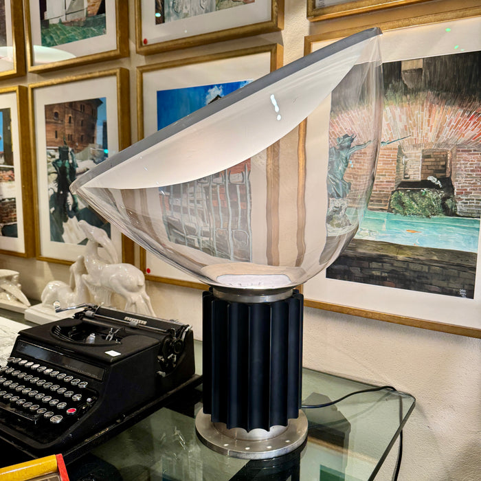 Flos Taccia design Achille & Pier Giacomo Castiglioni nera lampada tavolo diffusore vetro 1980 ca