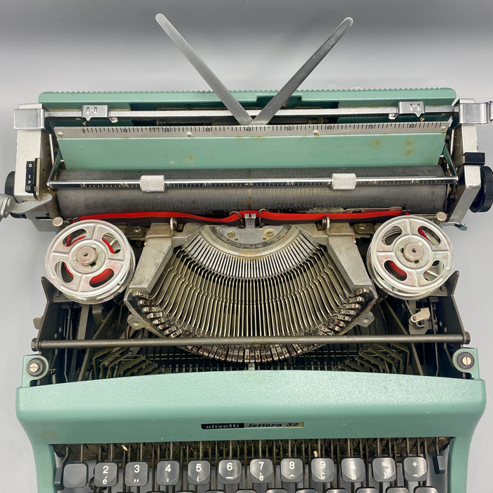 Olivetti Lettera 32 funzionante macchina scrivere con custodia tela colore azzurro 1970 ca