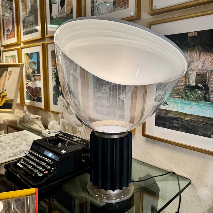 Flos Taccia design Achille & Pier Giacomo Castiglioni nera lampada tavolo diffusore vetro 1980 ca