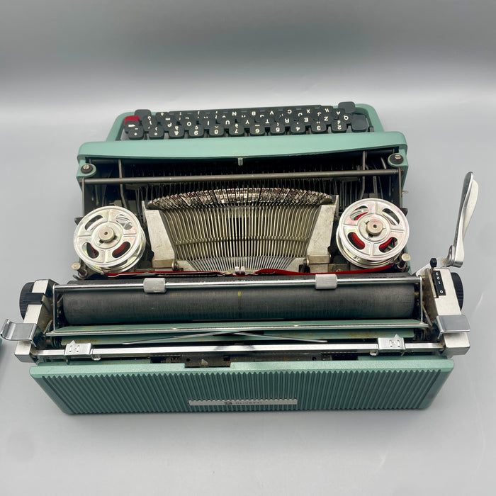 Olivetti Lettera 32 funzionante macchina scrivere con custodia tela colore azzurro 1970 ca