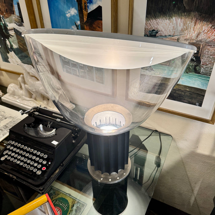 Flos Taccia design Achille & Pier Giacomo Castiglioni nera lampada tavolo diffusore vetro 1980 ca