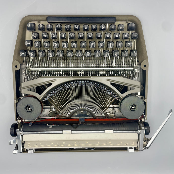 Antares P59 funzionante macchina scrivere con custodia rigida colore sabbia 1960 ca
