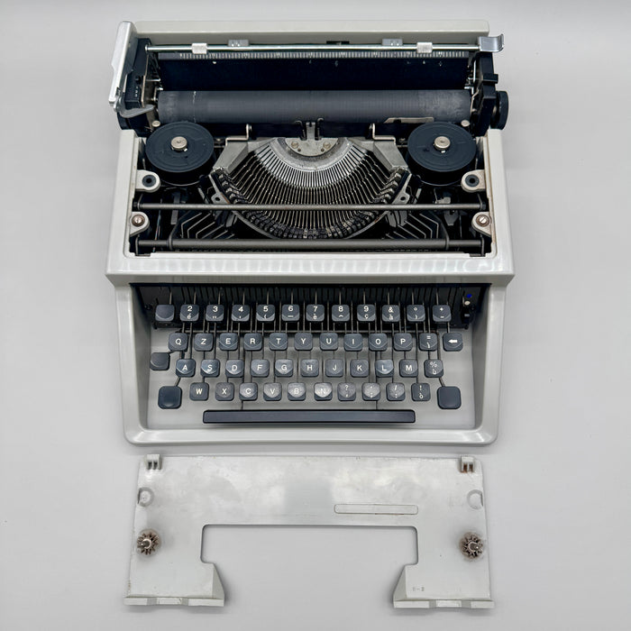 Olivetti Dora grigia macchina scrivere con custodia design Sottsass 1965 ca