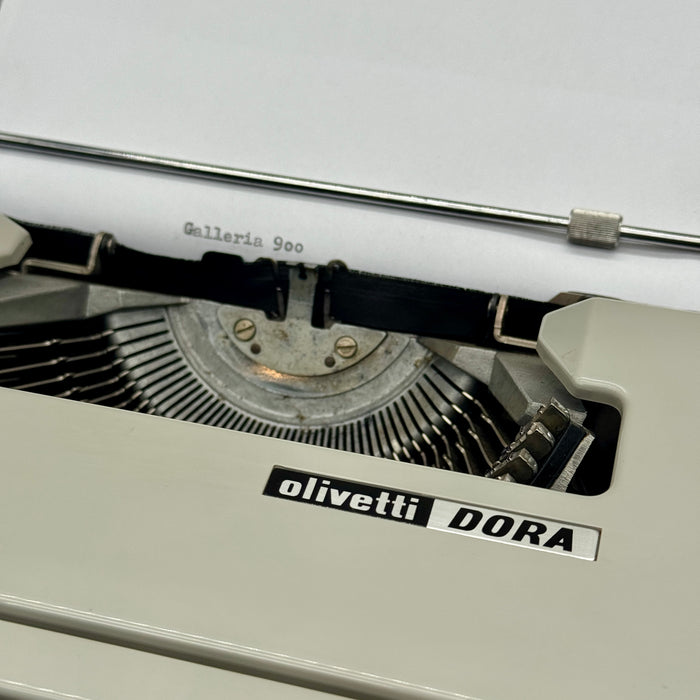Olivetti Dora grigia macchina scrivere con custodia design Sottsass 1965 ca