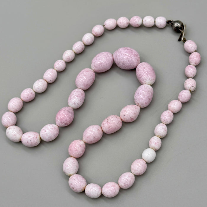 Collana pasta minerale rosa e chiusura in metallo bijoux Italia 1980 ca