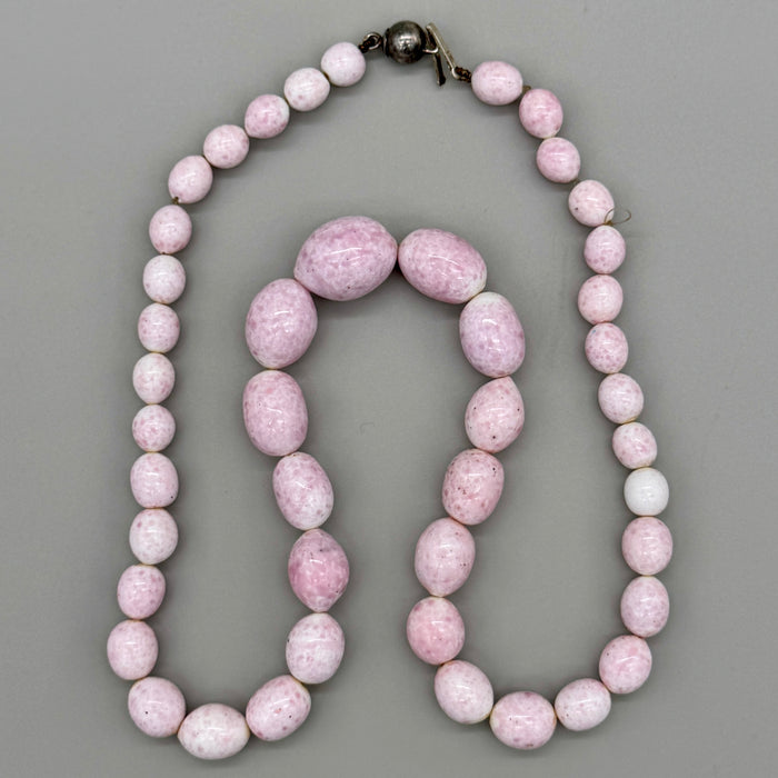 Collana pasta minerale rosa e chiusura in metallo bijoux Italia 1980 ca